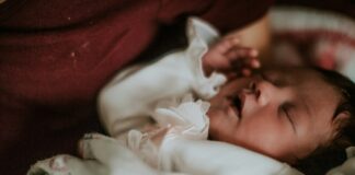 Vše, co potřebujete vědět o pupeční šňůře a péči o pupík u novorozenců